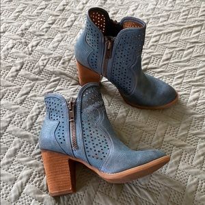 Turquoise Python Printed Healed Bootie Sz. 9.5